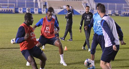 مناورة هلالية استعداداً للأهلي ..والفريق يغادر إلي دبي